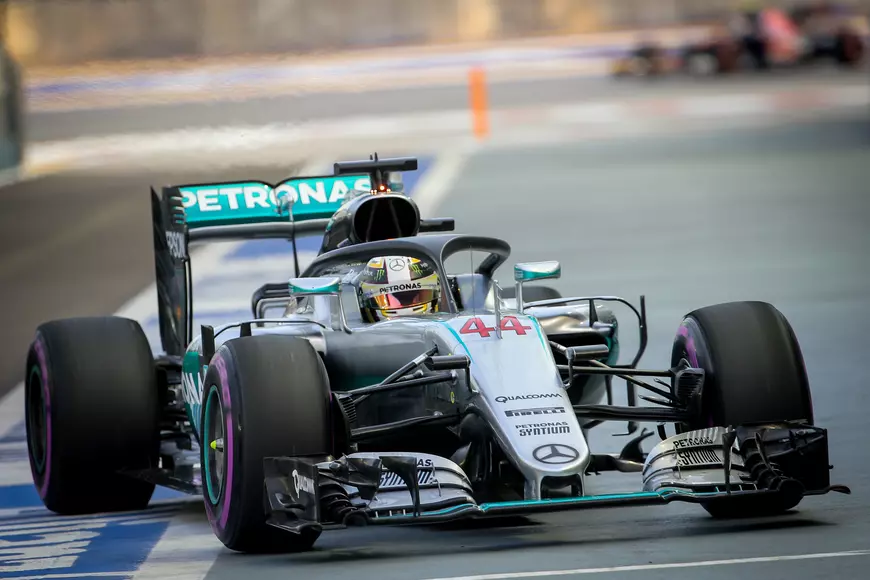 Lewis Hamilton, la bordul monopostului Mercedes dotat cu cadru de protecție a capului pilotului. (FOTO: EPA)