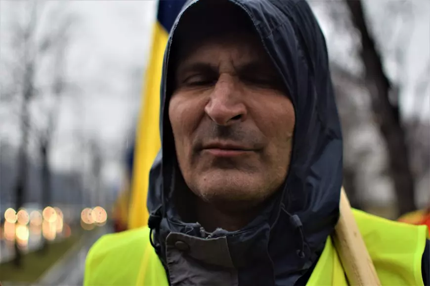 FOTO&VIDEO | Francezul stabilit de 15 ani în România, care a mers pe jos din Cluj pentru protest. „Mă simt și un pic român. Am o fetiță care e aici la școală și vreau un viitor pentru ea”