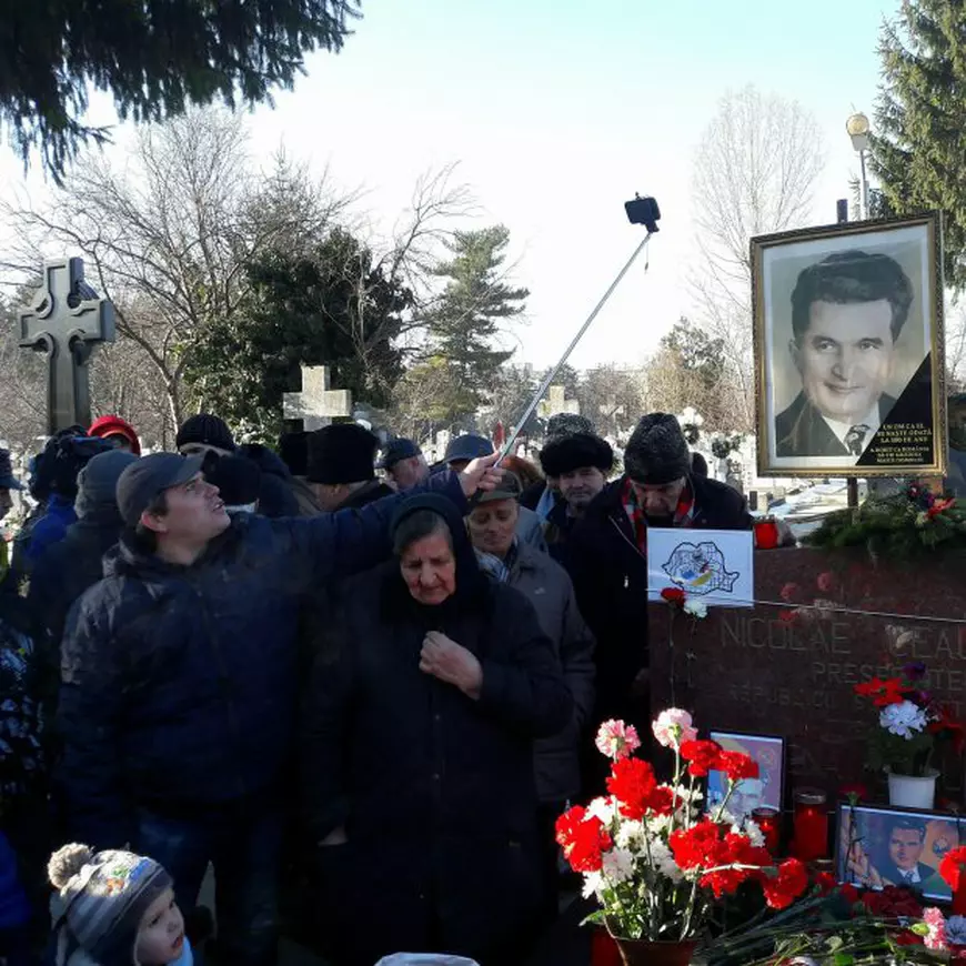 Nicolae Ceaușescu ar fi împlinit 100 de ani. Zeci de nostalgici s-au adunat la cimitirul Ghencea / FOTO