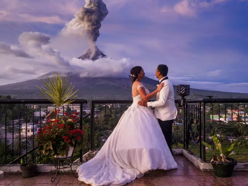 Fotografii de nuntă spectaculoase pentru un cuplu care s-a căsătorit în timpul erupției unui vulcan în Filipine