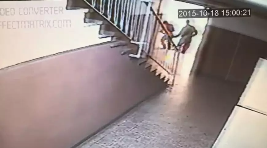 VIDEO/ Noi imagini cu polițistul pedofil Eugen Stan. Filmat în timp ce urmărea trei fetițe într-un bloc, în 2015