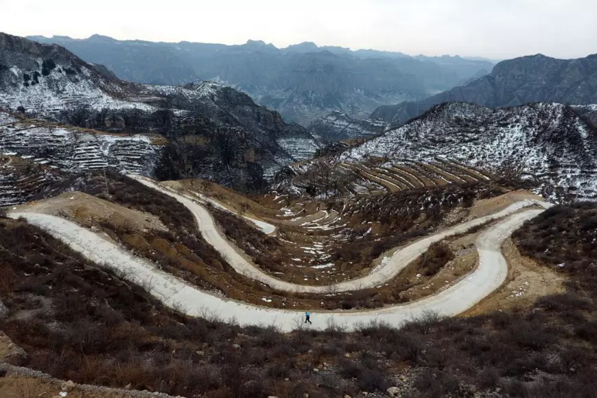 un poștaș din China se cațără zilnic pe drumuri de munte