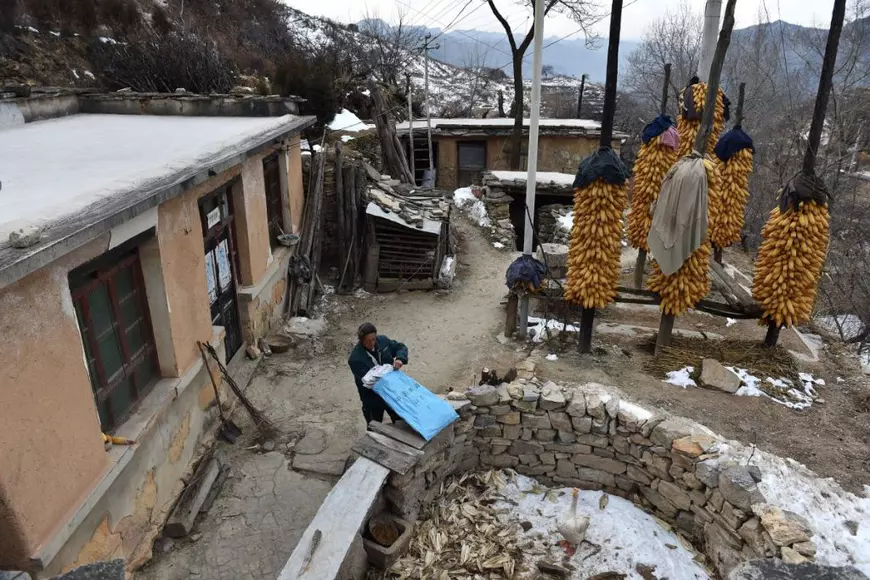 un poștaș din China se cațără zilnic pe drumuri de munte