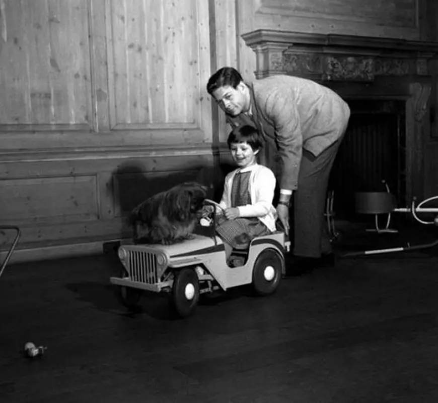 Prima fotografie care i-a fost făcută Principesei Margareta. Imagine rară în brațele tatălui ei, Regele Mihai