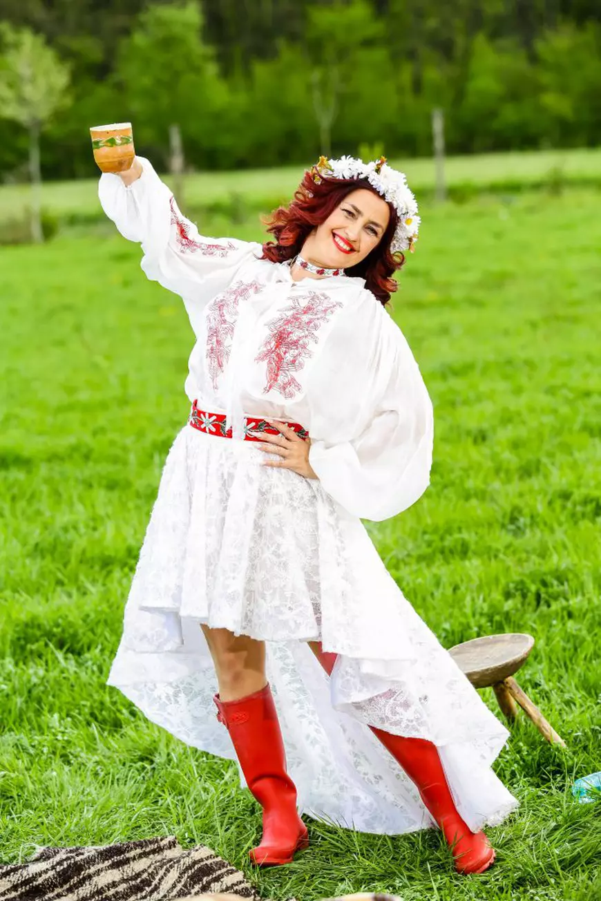 EXCLUSIV / Rona Hartner are două mari dependențe: fiica și telefonul mobil. „Renunț cu greu la contactul cu copilul meu”