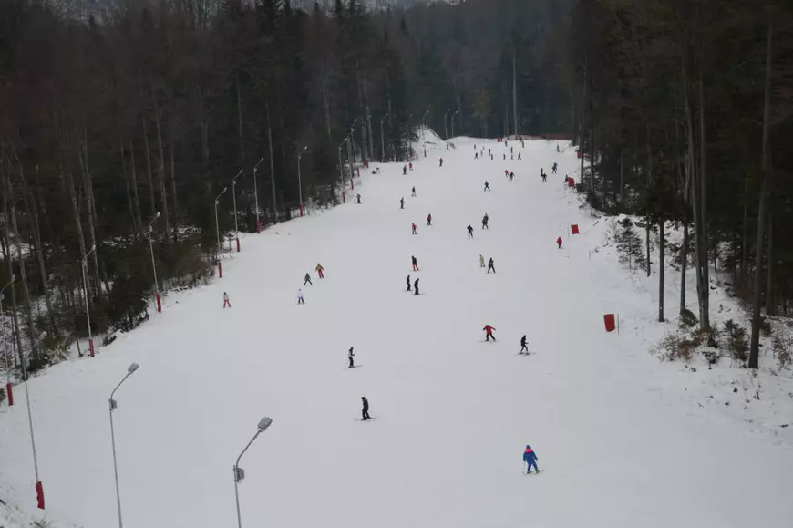 FOTO/ S-a deschis pârtia de schi de la Slănic Moldova, pentru prima dată în actualul sezon
