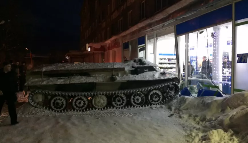 FOTO| Un rus a intrat cu un tanc furat într-un magazin pentru a fura o sticlă de vin