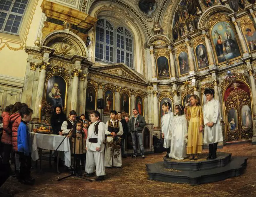 FOTO| Crăciunul pe rit vechi în cea mai colorată regiune din România. Sârbii din Timișoara stau în jurul unui stejar în flăcări