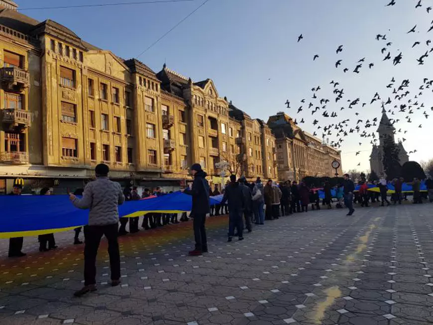 Tricolor gigant, întins în Piața Victoriei din Timișoara, de Ziua Micii Uniri| GALERIE FOTO