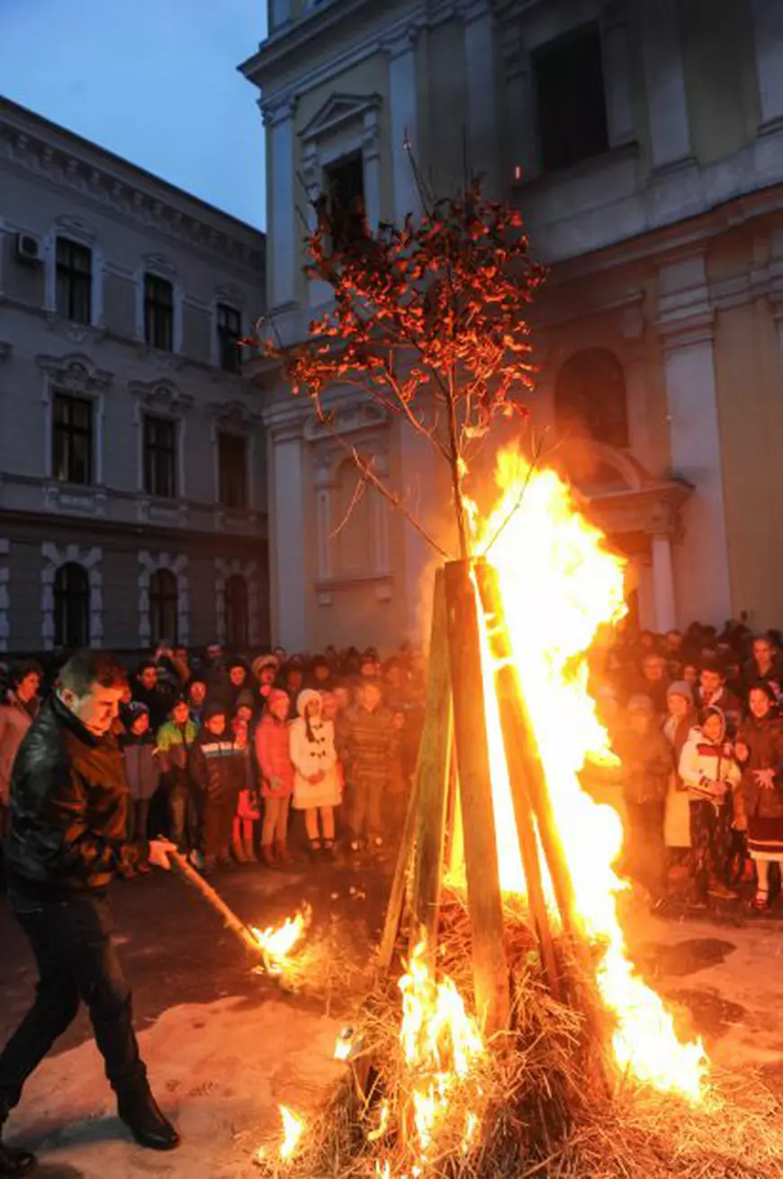 FOTO| Crăciunul pe rit vechi în cea mai colorată regiune din România. Sârbii din Timișoara stau în jurul unui stejar în flăcări
