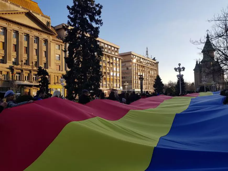 Tricolor gigant, întins în Piața Victoriei din Timișoara, de Ziua Micii Uniri| GALERIE FOTO