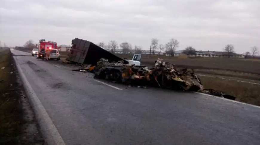 FOTO | Un șofer sârb cu drept de ședere în Focșani s-a răsturnat cu TIR-ul pe o șosea din Brăila. Bărbatul era obosit și băut