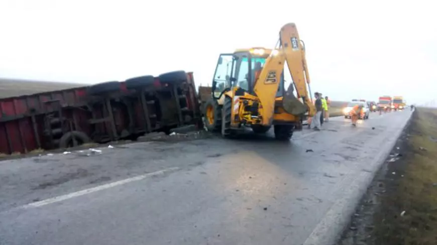 FOTO | Un șofer sârb cu drept de ședere în Focșani s-a răsturnat cu TIR-ul pe o șosea din Brăila. Bărbatul era obosit și băut