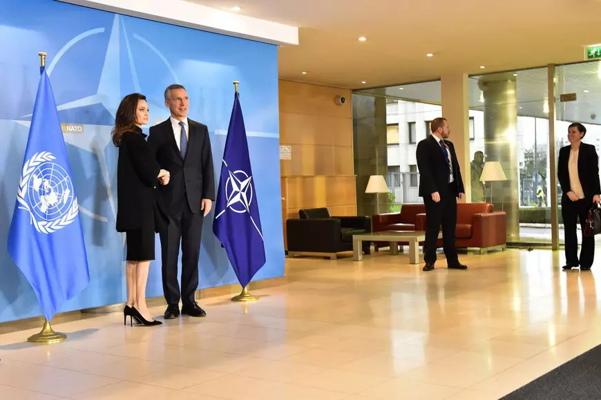 Vedetele de la Hollywood și capetele încoronate ale Europei, proiecte umanitare de amploare. Angelina Jolie a vizitat sediul NATO