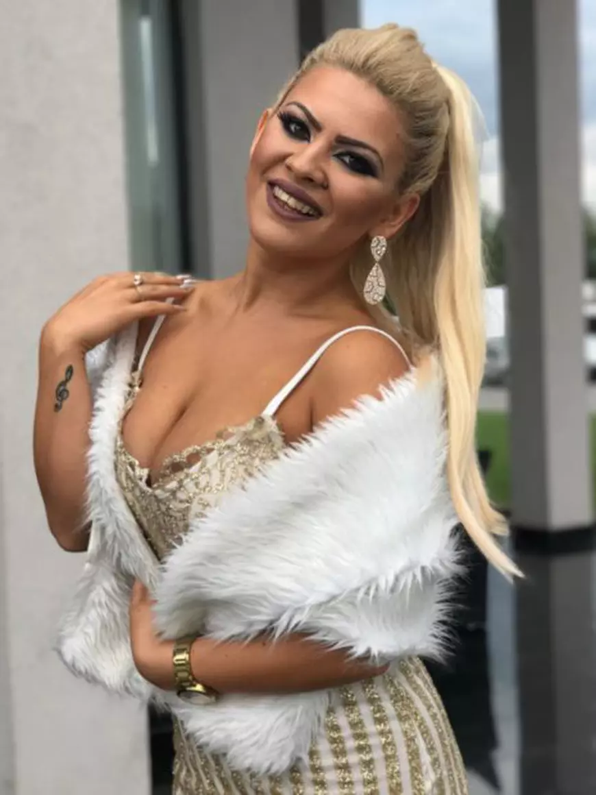 Ea este una dintre cele mai sexy artiste de muzică populară din Hunedoara