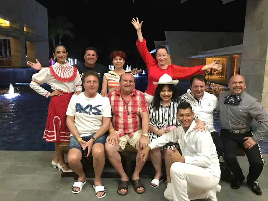 VIDEO EXCLUSIV/Maria Dragomiroiu și Bebe Mihu au sărbatorit 28 de ani de căsnicie chiar de Dragobete. Chef mare și horă românească pe plaja din Cancun