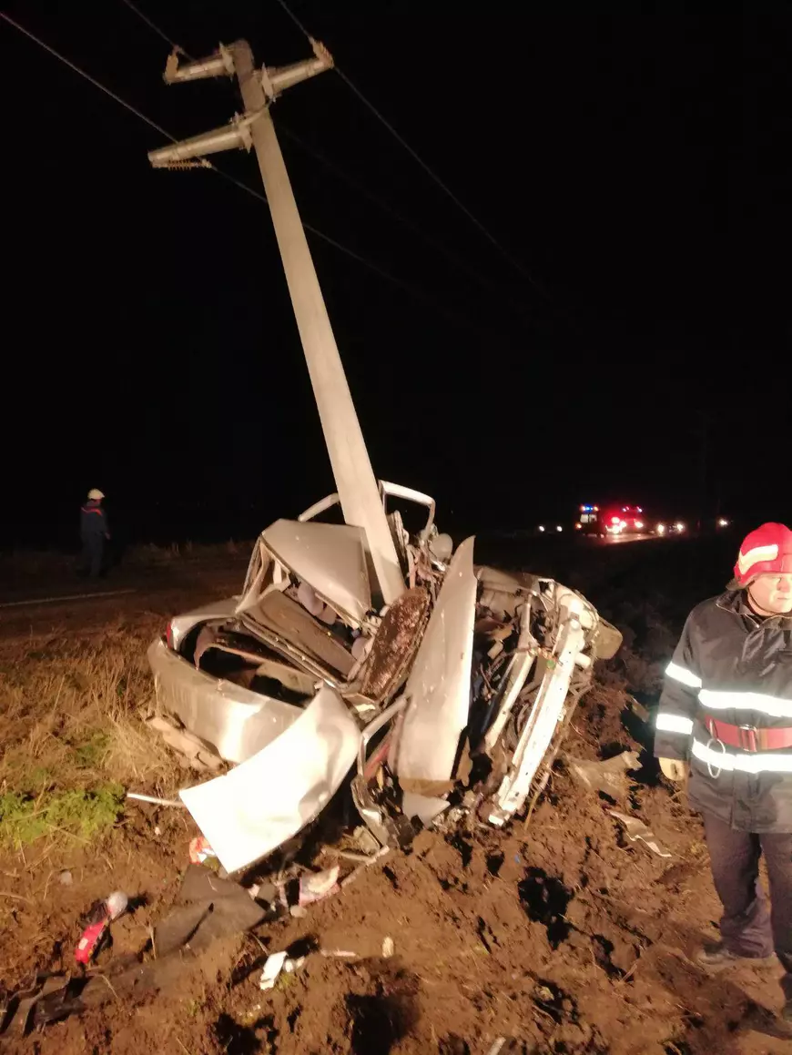 FOTO / Un tânăr a murit, după ce a intrat cu mașina într-un stâlp de electricitate. Operațiunea de descarcerare a durat trei ore
