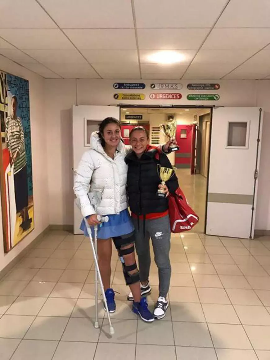 Ioana Loredana Roșca, câștigătoarea probei de dublu junioare la Roland Garros 2014, luptă ca să poată juca tenis. E studentă, a lucrat barmaniță în Spania și strânge bani pe internet
