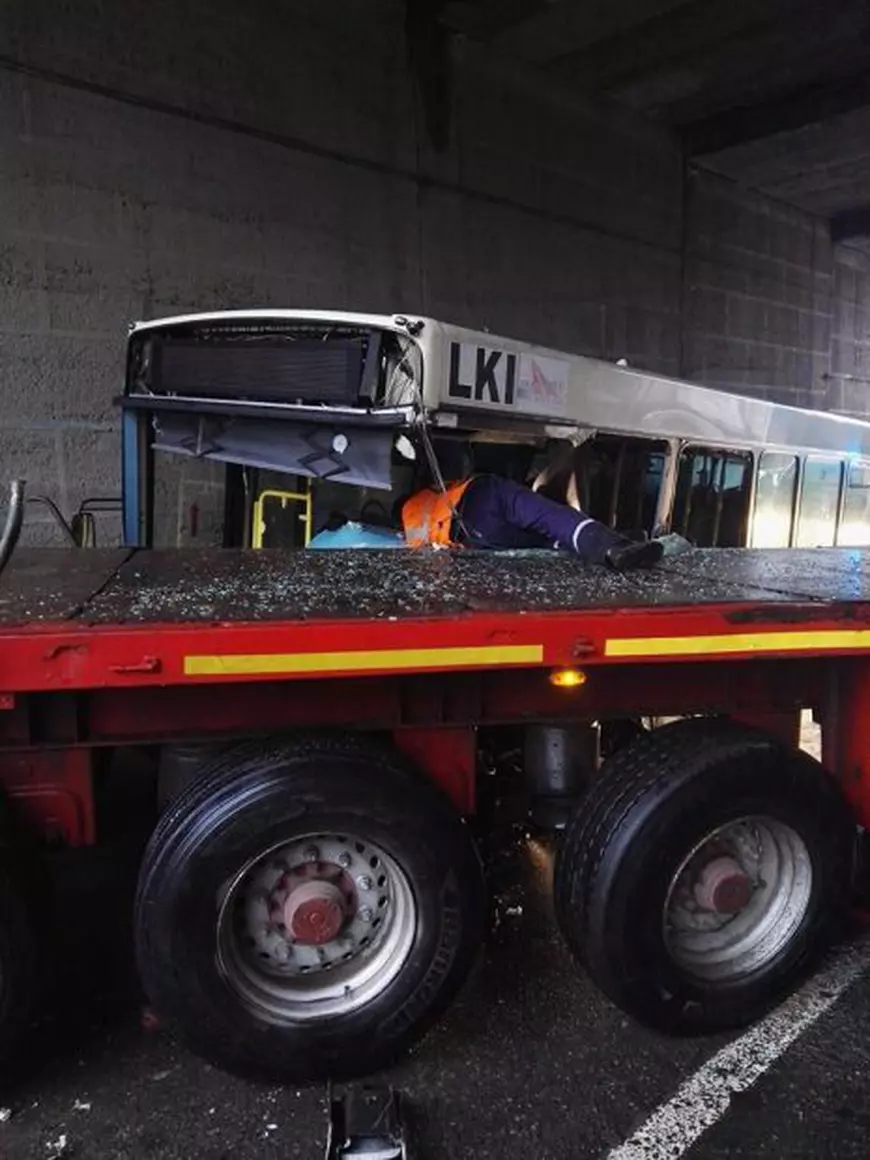 Şase persoane au fost rănite, după ce un autotren a lovit un autobuz, la Galați/ FOTO