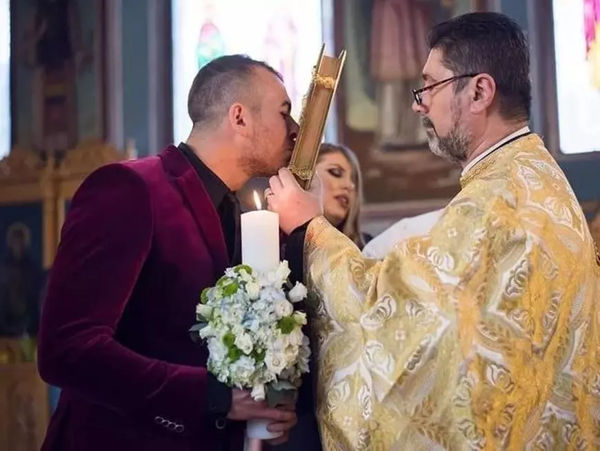 EXCLUSIV/ Denis Alibec și-a botezat singurul finuț. Și-a intrat bine în rolul de părinte spiritual