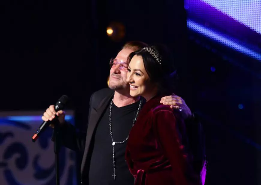 Sosia lui Bono urcă mâine pe scena Românii au talent. Ce asemănare
