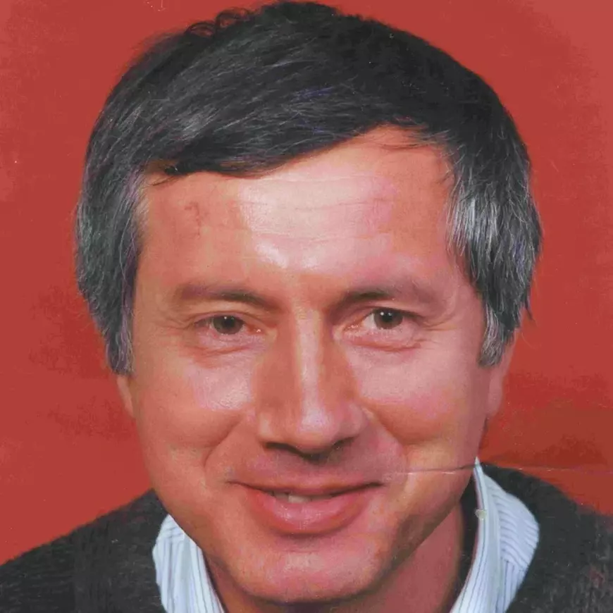 VIDEO EXCLUSIV/Benedict Popescu, doctor în fizică și mare folkist în anii 70, cântă pe stradă în Centrul Vechi la cel mai ciudat instrument!