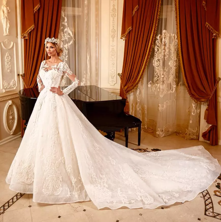 Cum își rotunjește Bianca Drăgușanu veniturile. Cât costă rochiile de mireasă pe care le face