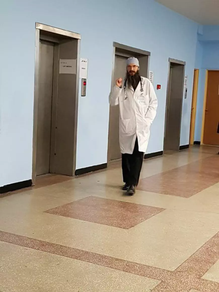 VIDEO/Părintele Pavel, călugărul medic care împarte pașii vieții între mănăstire și pacienți. ”Dumnezeu a insistat să merg pe această cale”