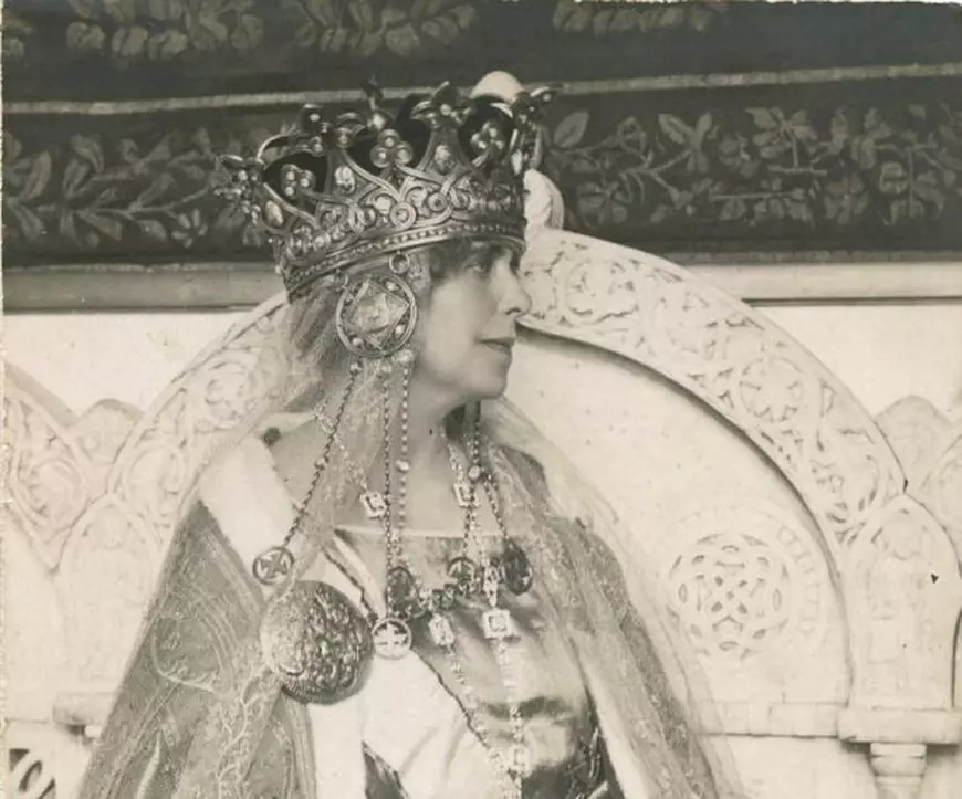 VIDEO/Povestea ”Împărătesei românilor”. De ce a dat-o jos Ceaușescu pe Regina Maria de pe Arcul de Triumf