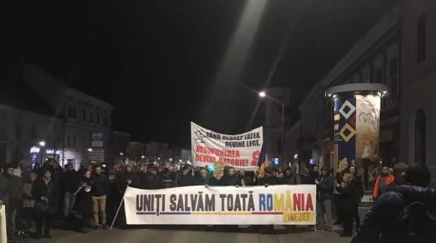 Sute de oameni protestează în țară după anunțul lui Tudorel Toader / FOTO