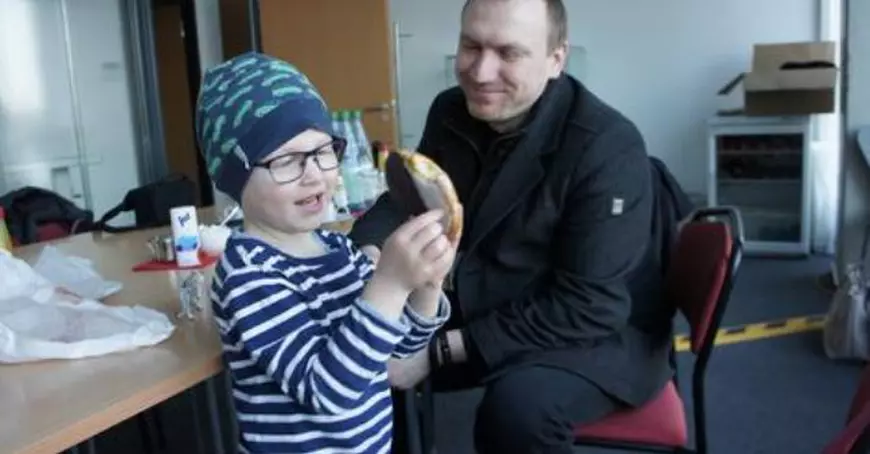 Angajații unei companii germane au lucrat 3.300 de ore suplimentare pentru a-l ajuta pe copilul bolnav de cancer al unui coleg