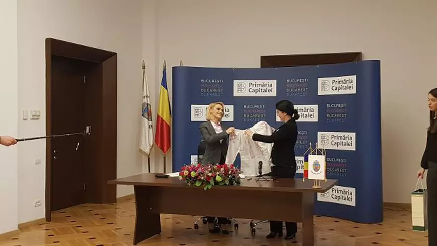 Gabriela Firea și Silvia Radu și-au făcut cadou câte o ie