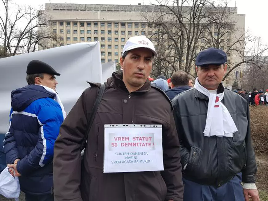 VIDEO / Miting la Ministerul Transporturilor: Ceferiștii cer de 85 de ani condiții de muncă mai bune și nu-i aude nimeni