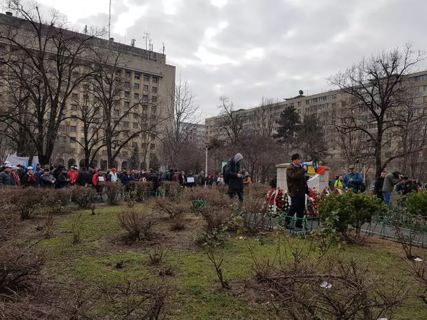 VIDEO / Miting la Ministerul Transporturilor: Ceferiștii cer de 85 de ani condiții de muncă mai bune și nu-i aude nimeni
