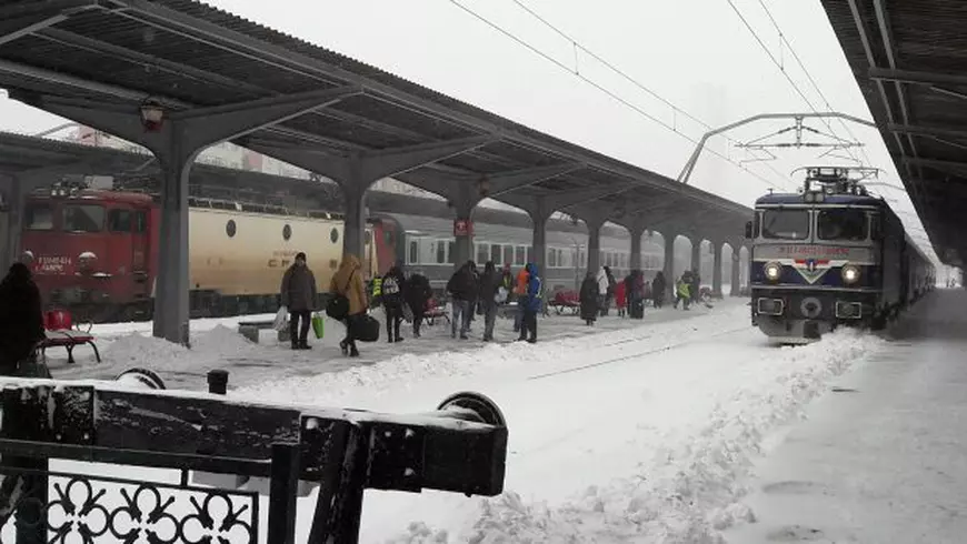 REPORTAJ/Patru ore cu trenul de la București la Constanța. Drum cu rugăciuni și cu ceai cald de la controlor