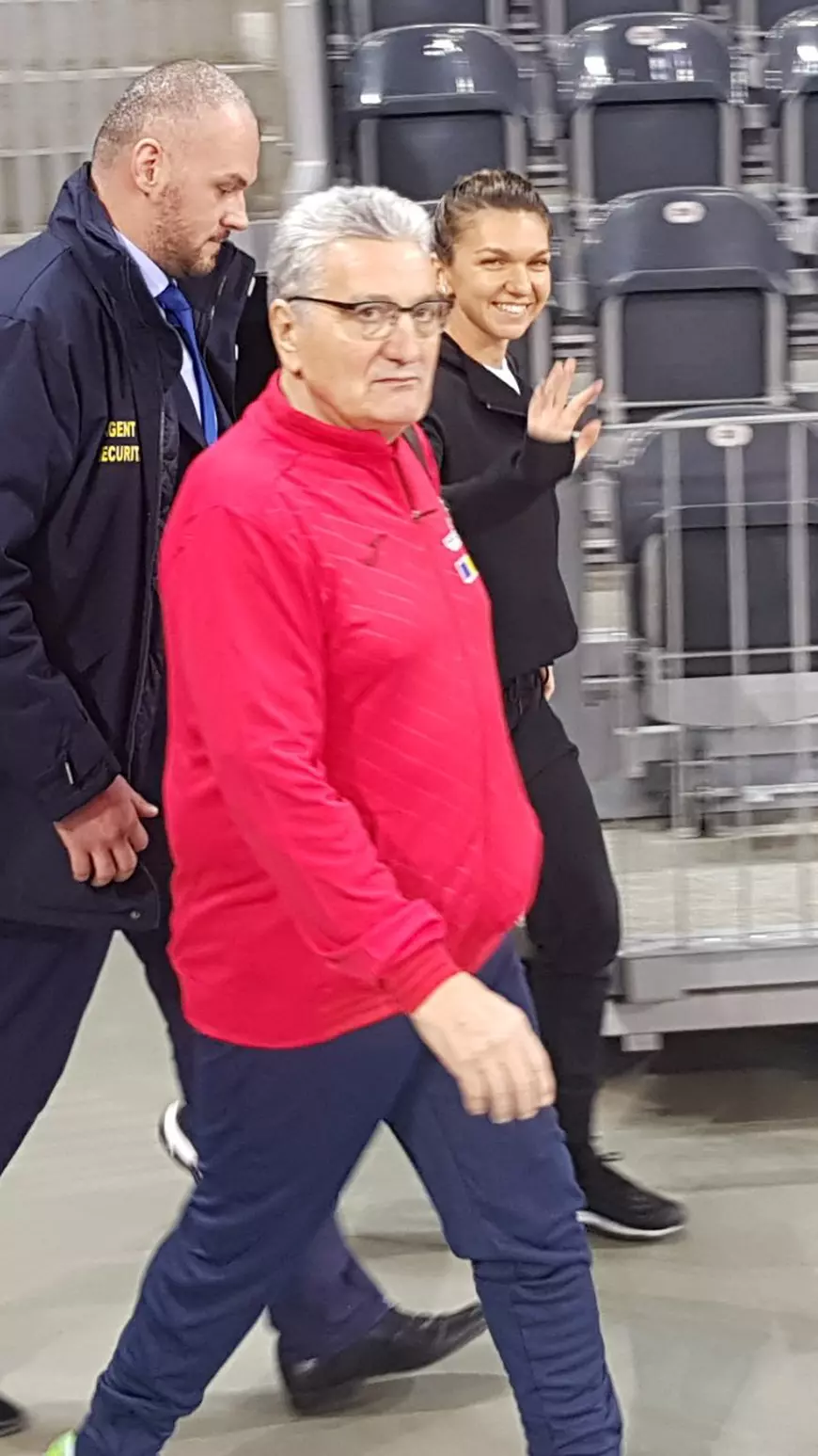 Simona Halep este păzită de un bodyguard la Cluj-Napoca. Cine este uriașul / GALERIE FOTO