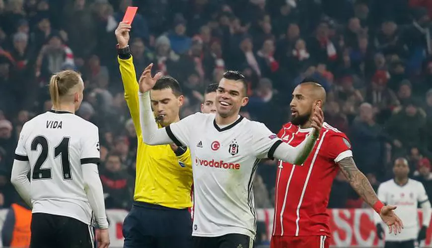 Ovidiu Hategan l-a eliminat pe Domagoj Vida EPA-EFE/RONALD WITTEK