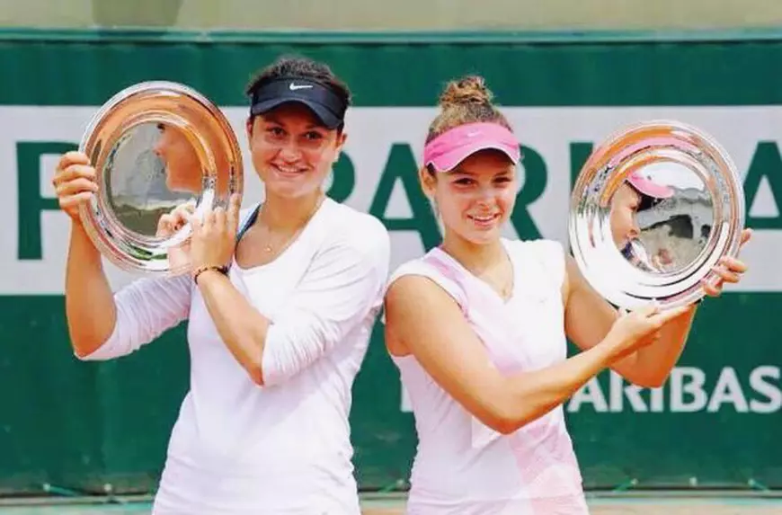 Ioana Loredana Roșca, câștigătoarea probei de dublu junioare la Roland Garros 2014, luptă ca să poată juca tenis. E studentă, a lucrat barmaniță în Spania și strânge bani pe internet