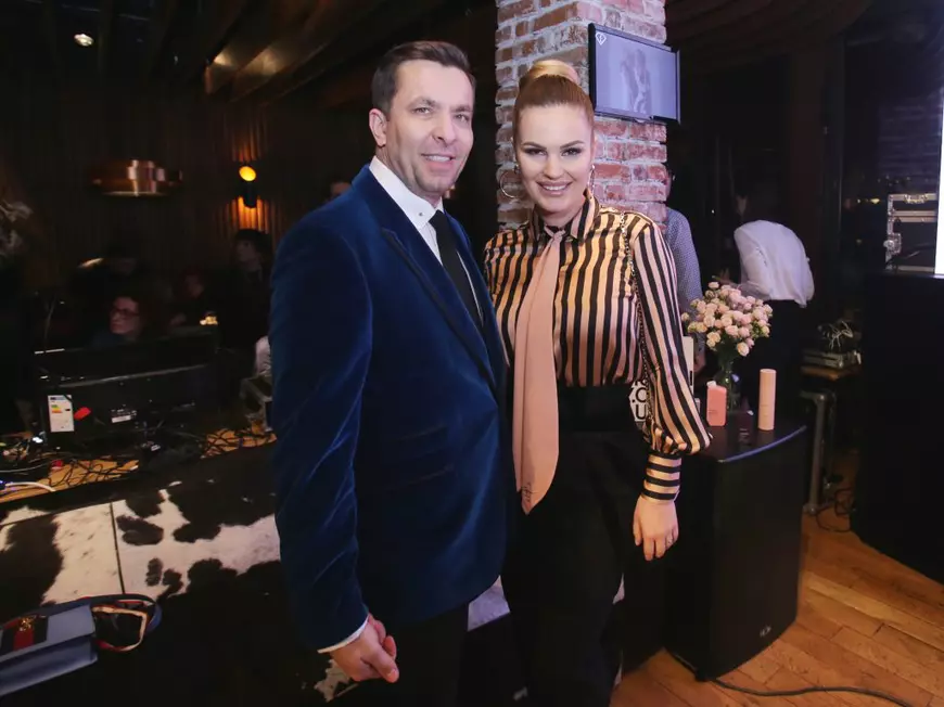 VIDEO/Forța din spatele frumuseții: soția hair-stilistului Cristi Pascu e șefă de șantier și știe totul despre betoane