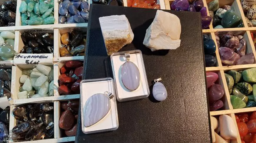 FOTO|Mărțișor de 1.000 de euro la Muzeul Național de Geologie. Are smaralde, safire și rubine