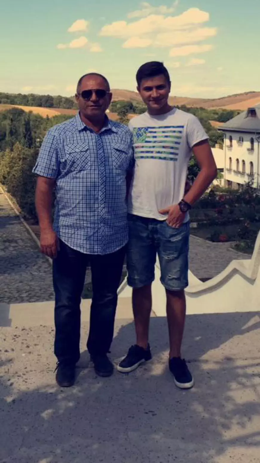 VIDEO EXCLUSIV/Și acasă e tot fermier cu mână de fier! Nea Rață i-a luat fiului său cadou de majorat ...un tractor