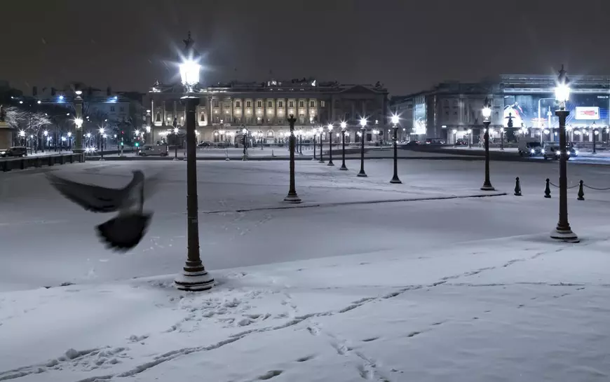 Ninsoarea din Paris a dus la închiderea Turnului Eiffel și a creat haos în trafic