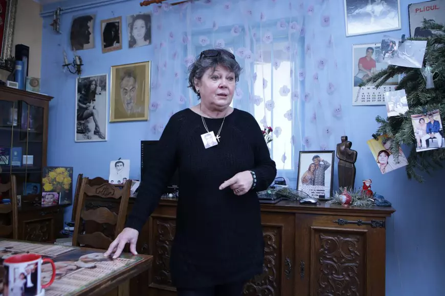 VIDEO/Acasă la Anca Pandrea, o viața printre fotografii și-n compania unui câine bătrân: ”Dacă-i zic de Iura, i se umezesc ochii”