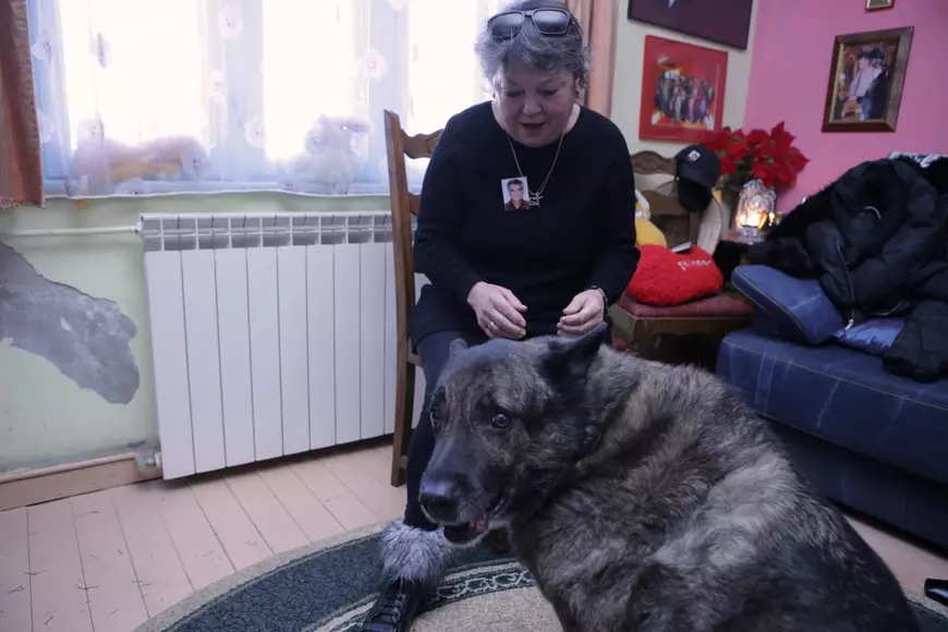 VIDEO/Acasă la Anca Pandrea, o viața printre fotografii și-n compania unui câine bătrân: ”Dacă-i zic de Iura, i se umezesc ochii”