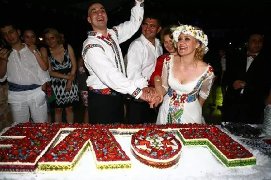 Ce tort de nuntă atipic a avut fosta prezentatoare TV Elena Lasconi. Așa ceva vezi mai rar
