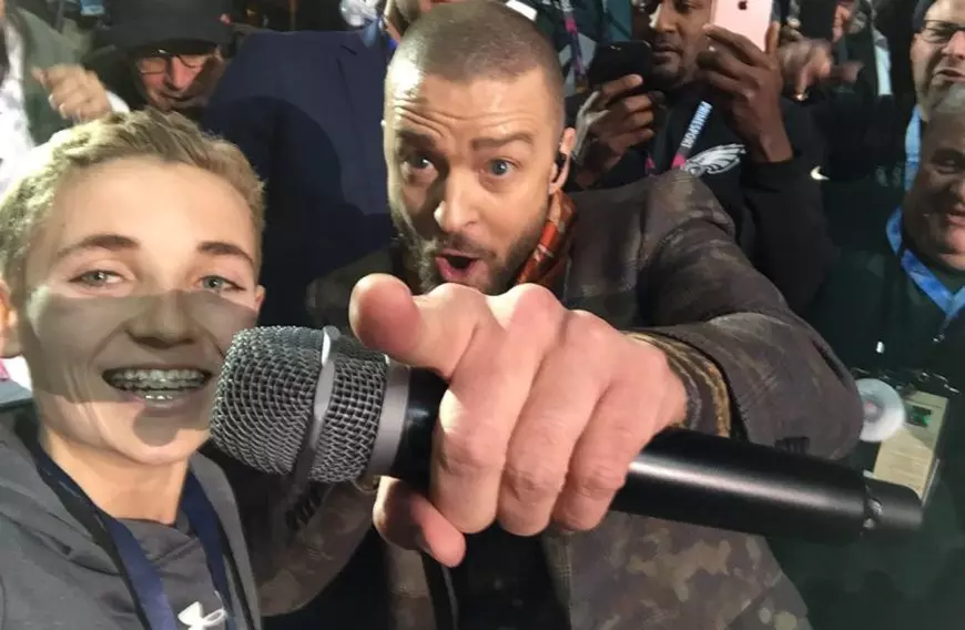 Un adolescent a devenit vedetă după ce și-a făcut un selfie cu Justin Timberlake la Super Bowl 2018