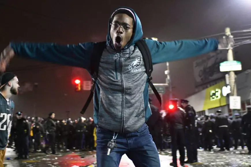 Incidente în Philadelphia după câștigarea Super Bowl 2018. Fanii au spart vitrine și au făcut foc în mijlocul străzii