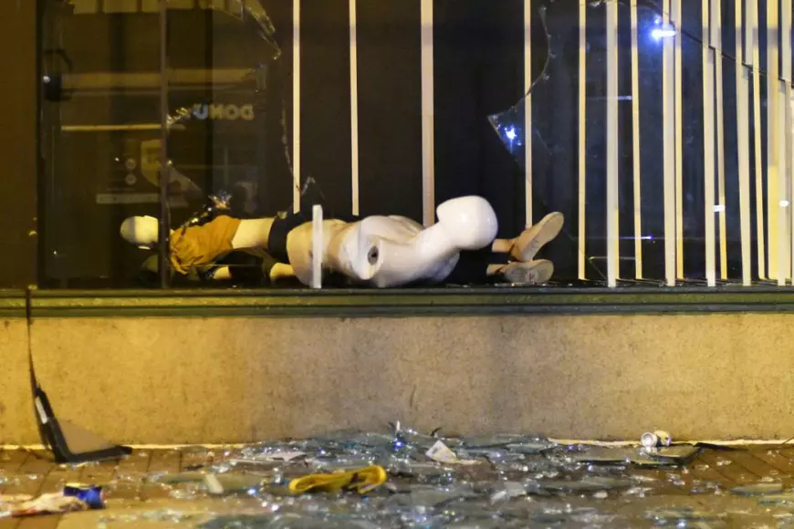 Incidente în Philadelphia după câștigarea Super Bowl 2018. Fanii au spart vitrine și au făcut foc în mijlocul străzii