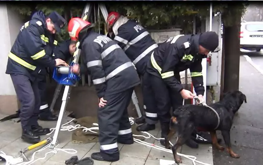 Pompierii vâlceni au salvat un Rottweiler dintr-un puț îngust. Salvatorul a coborât peste opt metri în puț