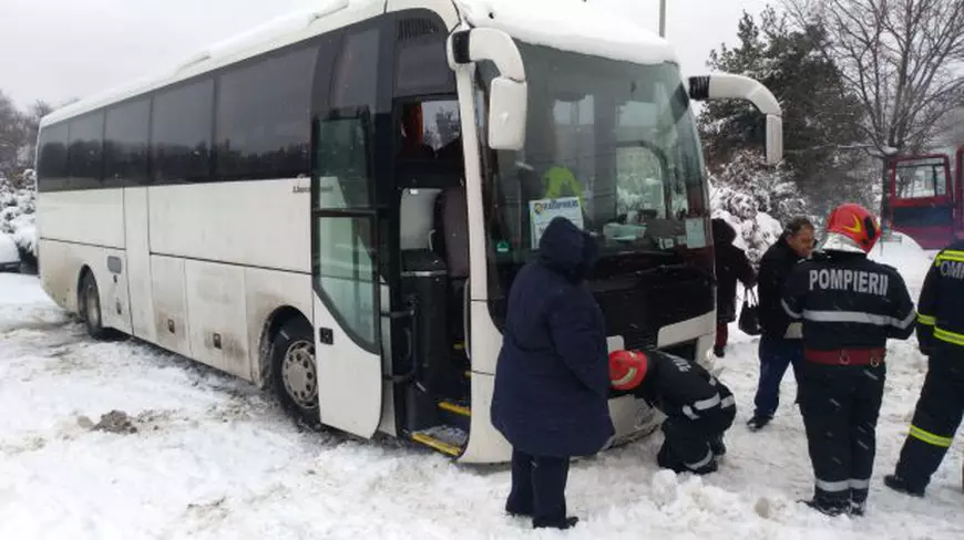 Pompierii militari de la ISU ”Dealul Spirii” București-Ilfov au deblocat autocarul rămas în nămeți